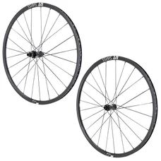 ROUES ROUTE / GRAVEL DISQUE 700 DT SWISS ROAD PACK P1600/23 TUBELESS CENTERLOCK 12/142 ET 12/100mm XDR 12V NOIR (HAUTEUR 23mm) JANTE 22C (VENDU A LA PAIRE)  + KIT TUBELESS + PLAQUETTES DE FREIN