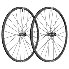 ROUES ROUTE DISQUE 700 DT SWISS P1800/23 PERFORMANCE TUBELESS READY CENTERLOCK AXE TRAVERSANT 12/142 ET 12/100mm  SHIMANO 11/10V NOIR (HAUTEUR JANTE 23mm) JANTE 18C (VENDU A LA PAIRE) (OFFRE SPECIALE)