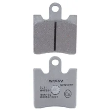 PLAQUETTE DE FREIN NISSIN POUR SUZUKI 250 BURGMAN 1996>2006 AV / SYM 125 JOYMAX 2016> AV / YAMAHA 1300 FJR 2006> AV / TRIUMPH 1215 TROPHY 2012>2018  (A0580) (SEMI METAL)  -ECE R90-