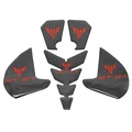PROTECTION DE RESERVOIR MOTO POUR YAMAHA 700 MT-07 CARBONE AVEC MOTIF ROUGE (AUTOCOLLANT) (5 PIECES) -AVOC