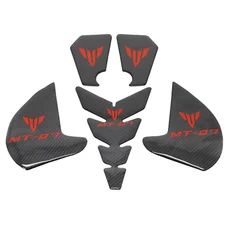 PROTECTION DE RESERVOIR MOTO POUR YAMAHA 700 MT-07 CARBONE AVEC MOTIF ROUGE (AUTOCOLLANT) (5 PIECES) -AVOC
